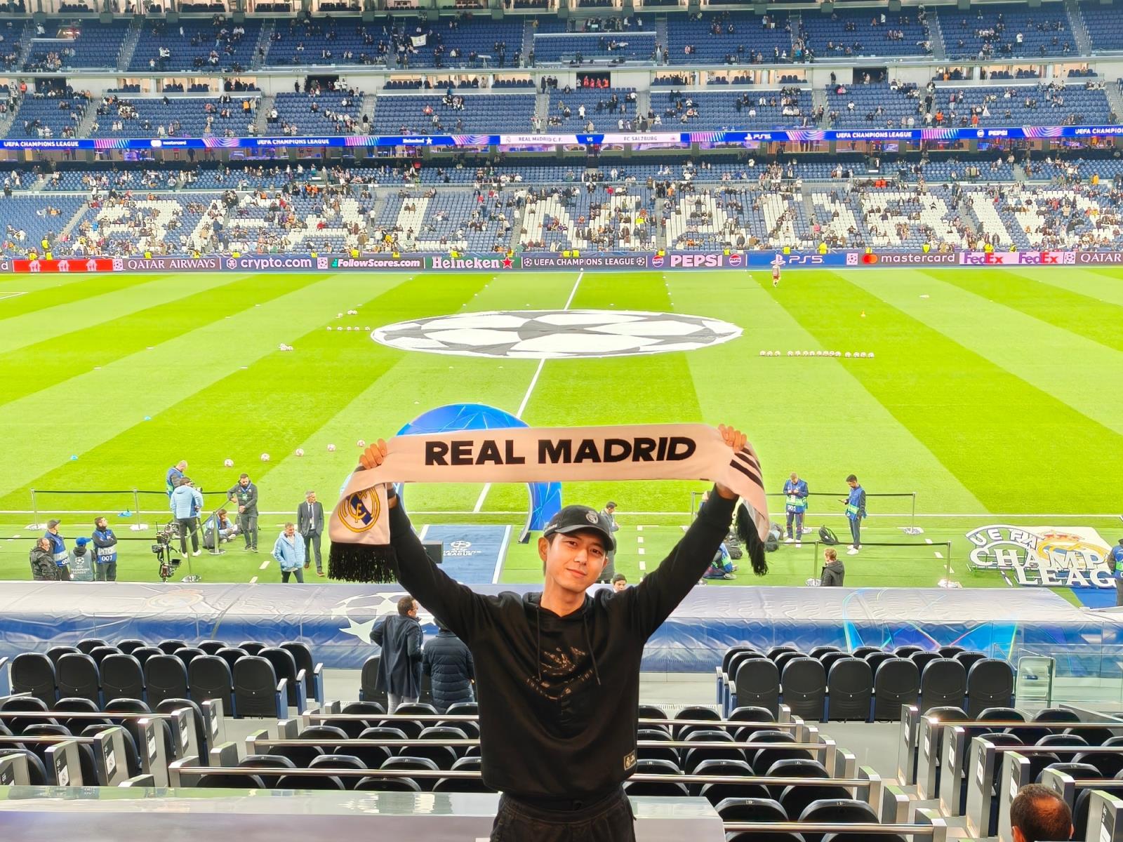 艺人李现晒照：做了十几年美凌格，总算来到伯纳乌！Hala Madrid