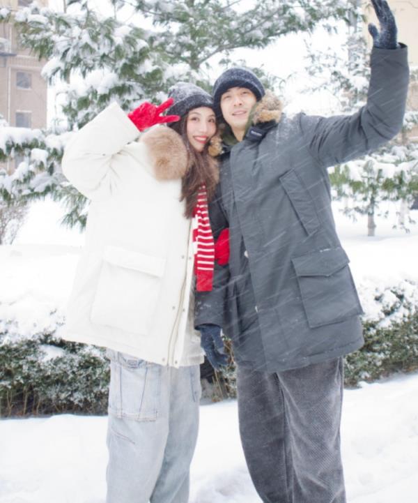 赵继伟妻子晒与老公及家人春节照：❤春节好❤